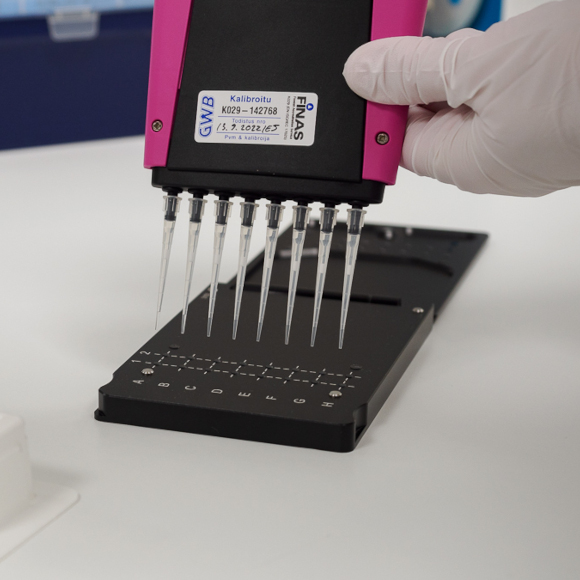 lähikuva pipetoinnista.