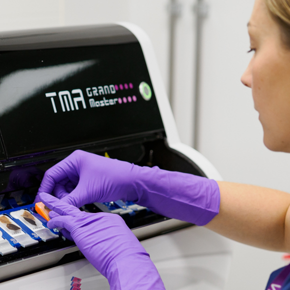 Nainen käyttämässä TMA-laitetta.