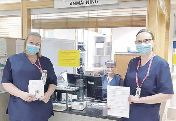 Neurokirurgian poliklinikan (TF2) Sairaanhoitaja Annina Lehtinen, osastonsihteeri Malla Suominen ja apulaisosastonhoitaja Johanna Hyyppä.
– Suostumuksia ottavat vastaan ja kysyvät yhtä lailla osastonsihteerit ja hoitajat, Johanna kertoo.